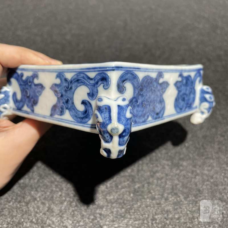 清中期 “清秋阁”款青花诗文仿青铜器四足砚 - 图10